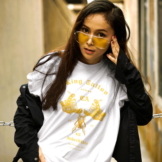 Modern Tattoo Artist State Custom Name White Guld T Shirt (Skapare uppladdad)