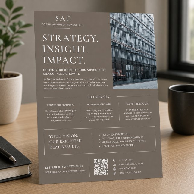 Modern Taupe QR-kod Professionell Konsult Reklamblad (Modern Taupe QR Code Professional Consultant Flyer)