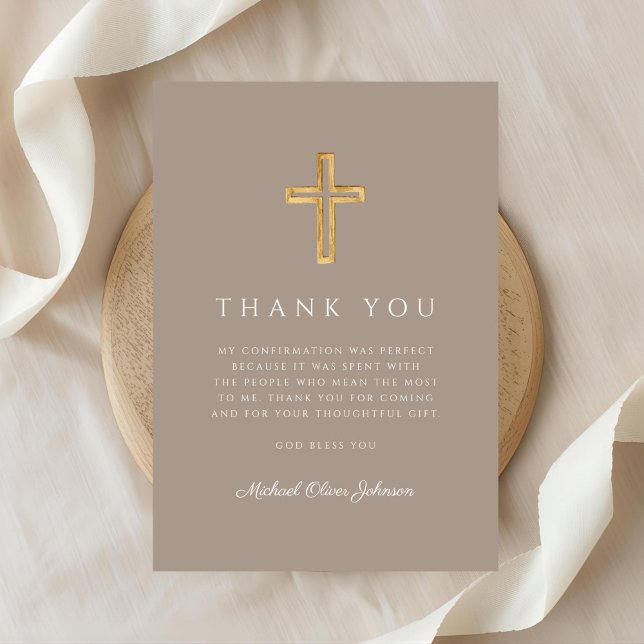 Modern taupe religiöst kors pojke konfirmation tack kort (Modern Taupe Religious Cross Boy Confirmation Thank You Card)