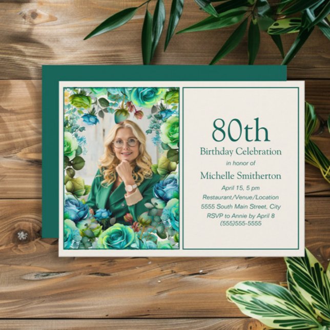 Modern Teal Blue Grönt Flowers 80:e födelsedagsfot Inbjudningar (Blue and green watercolor floral photo birthday party invitation)