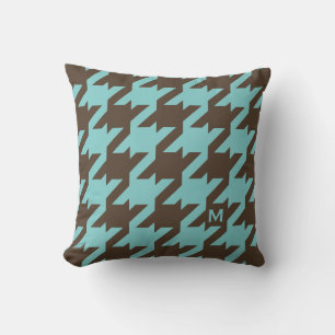 Modern tebrunt houndstooth med monogram kudde