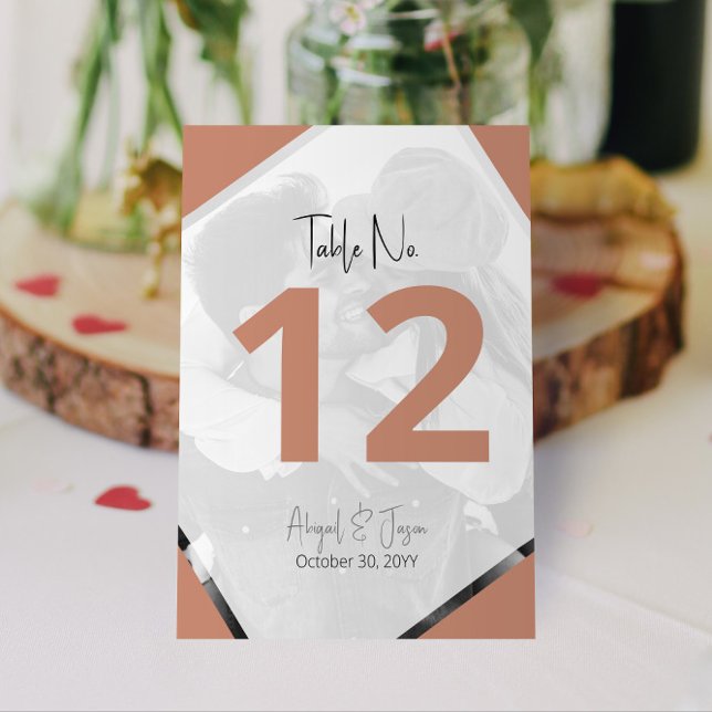 Modern Terra Cotta Avslappnad Bröllop Photo Bordsnummer (Modern Terra Cotta Casual Wedding Photo Table Number with Your Engagement Photo)