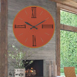 Modern Terra Cotta med Guld Trim Stor Klocka<br><div class="desc">Modern Terra Cotta med Guld Trim Acrylic Wall Clock. En varm terra cotta-klocka med romerska siffror som trimmas i guld. En klassisk klocka med ett modernt minimalistiskt överslag i en vacker skugga underbart för fallet, i varma terra cotta som trimmade i guld (om du föredrar det kan du ställa om...</div>