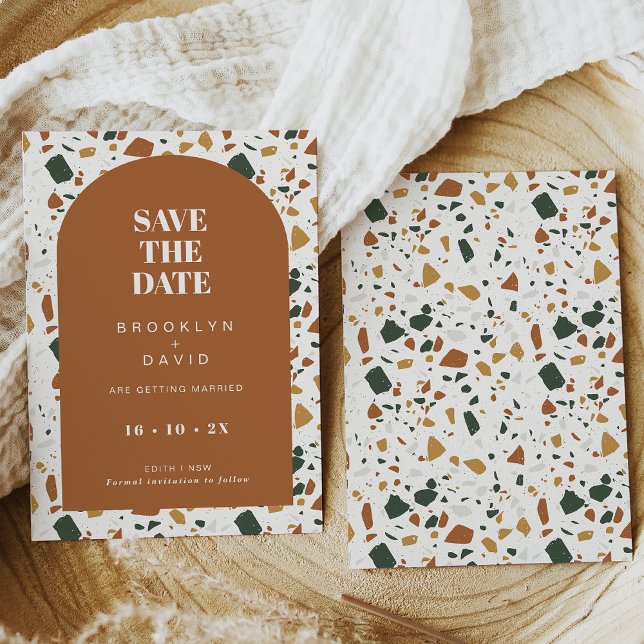 Modern Terracotta Arch Terrazzo sparar datumkortet Inbjudningar (Terrazzo wedding save the date card featuring a terracotta arch frame and terracotta flecks.)