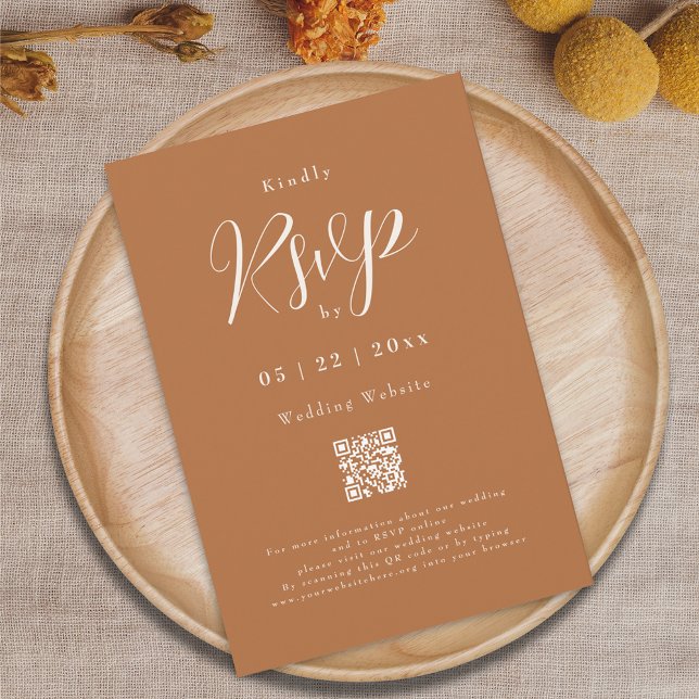 Modern Terracotta Elegant Script Bröllop OSA Kort (Terracotta and beige elegant script QR code wedding RSVP card)