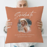 Modern terracotta-skript, foto elegant studenten kudde<br><div class="desc">Modern minimal terracotta-skript fotografera studenten-annonserbjudande till eleganten party. En del av en modern samling.</div>