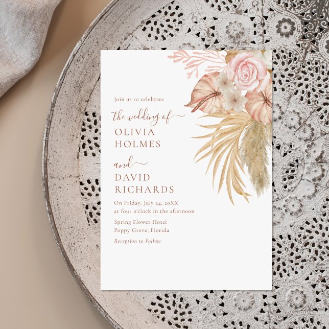 Modern Terrakotta Pampasgräs Blommig Bröllop Inbjudningar (Modern Beige Pampas Grass Floral Wedding Invitation on a neutral boho plate.)