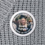 Modern textöverlagring för fotoklass i studenten knapp<br><div class="desc">Säg grattisar och visa pridet för student med coolans anpassade fotoknappar/brickor. (IMAGE PLACEMENT TIP: Ett enkelt sätt att centrera ett foto exakt som du vill är att flytta det till skörd innan du laddar upp det till Zazzle-webbplatsen.) All text är enkel att anpassa med namn, klassår, skola, inspirerande citat, motiverande...</div>