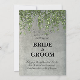 Modern texturerad betongvägg med gröna vinrankor O Inbjudningar