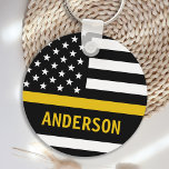 Modern Thin Guld Line Personlig 911 Dispatcher Nyckelring<br><div class="desc">Nyckelkedja för tunn Guld för 911 avsändare och polisens avsändare. Anpassa den här avsändarnyckelkedjan med namn. Den här säljarpresenten för personlig är perfekt för att få en uppskattning av polisavsändaren, 911-tack till avsändaren och pension-presenter eller party favors. Beställ dessa utskickare i bulk till polisavdelningen eller till station. COPYRIGHT © 2020...</div>