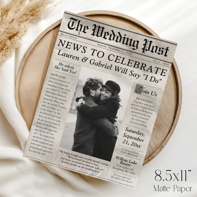Modern tidnings papper foto bröllopsinbjudan (The Wedding Post modern trendy black and white multi-photo newspaper style 8.5x11 wedding invitation)