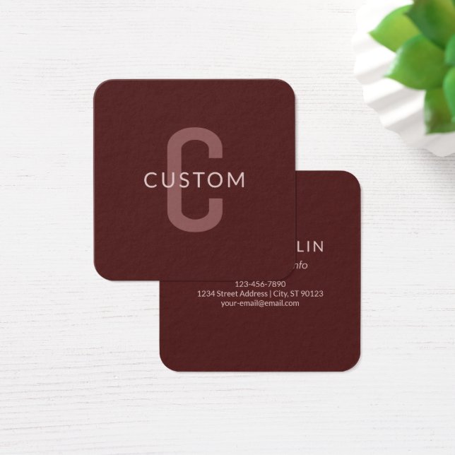 Modern Tittar Monogrammed Namn | Maroon Red Fyrkantigt Visitkort (Skivbord)