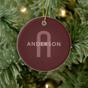 Modern Tittar Monogrammed Namn Maroon Red Julgransprydnad Keramik