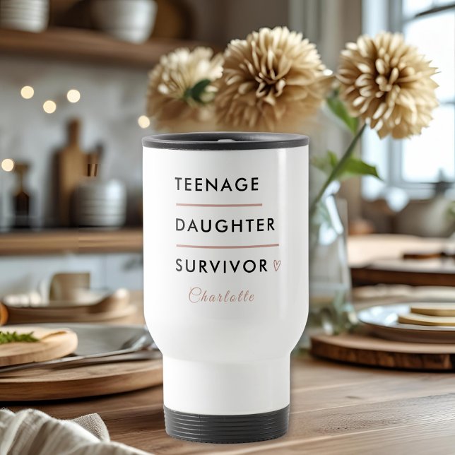 Modern tonårsdotter överlevare personlig resemugg (Skapare uppladdad)