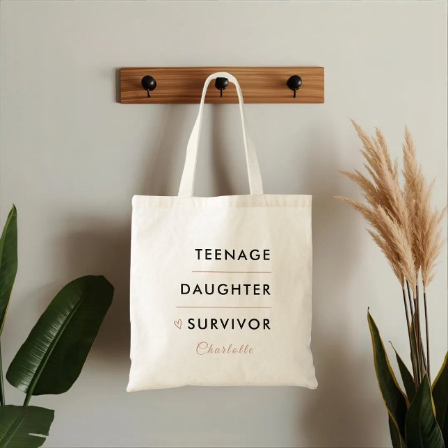 Modern tonårsdotter överlevare personlig tygkasse (Skapare uppladdad)