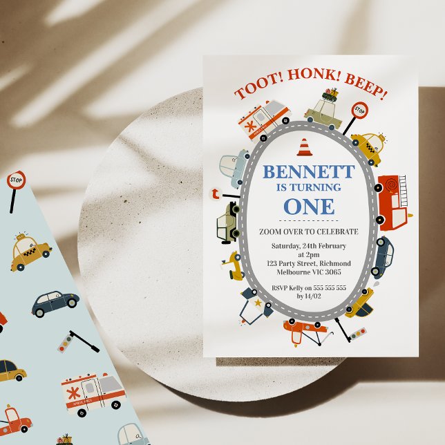 Modern toot Honk Beep Cars Transport 1:a födelseda Inbjudningar (Cute and colorful transport 1st birthday invitation featuring various vehicles on a circular road. )