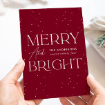 Modern tranberry Merry och Bright non-Photo Julkort<br><div class="desc">Modern helgdag-kort med "Merry and Bright" som visas i vit text och kranberryt med subtila vita prickar (snö). Anpassa framsidan av kortet för icke-fotofoto med din familj namn och året med vita bokstäver. Kortet återgår till visning av ditt personliga meddelande i kranbärsbrev eller lämnar det tomt för att skriva ditt...</div>