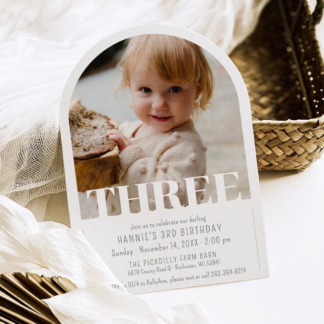 Modern TREMANNEN Foto Enkel Valv 3-års Födelsedags Inbjudningar (Custom simple THREE photo arch shape unique boy girl personalized 3rd birthday party invitation)