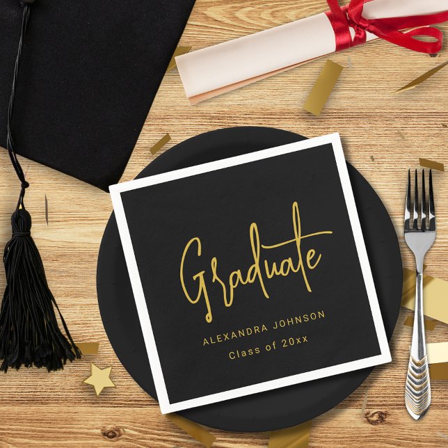 Modern Trendig Guld Script Avslutningsfest Anpassa Pappersservett (Trendy modern gold script graduation party custom black and white paper napkins With graduate name)