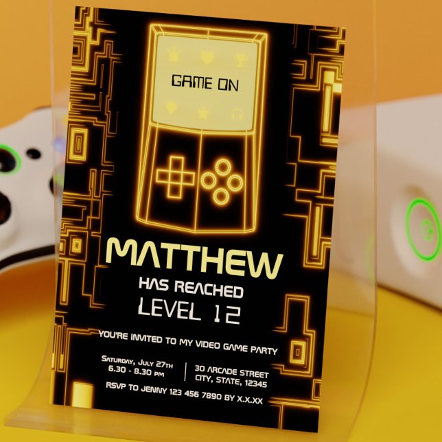 Modern Trendig Gult Level Up Gaming Boy Party Inbjudningar (Yellow Glow Video Game Console Birthday Party Invitation)
