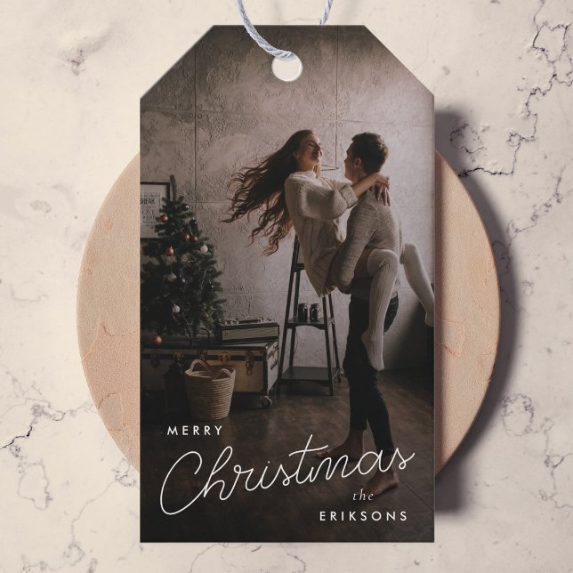 Modern Trendig jul | Mörk Dusky Couple Photo Presentetikett (Stylish holiday photo tags with elegant handwritten style text for personal and modern gifting)