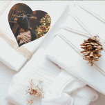 Modern Trendig jul | Romantiskt par Photo Hjärtformat Klistermärke<br><div class="desc">säsongens magi med nära och kära som använder det här moderna och trendig julkortet med ett romantiskt pars foto. Perfekt för semesterhälsningar,  den här snyggten kombinerar festlig glädje med sentimental charm. ❤️</div>