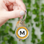Modern Trendig Monogram Mustard-Gult Rund Silverfärgad Nyckelring<br><div class="desc">Modern trendig i den runda nyckelkedjan med monogrammet har en ljusstark bakgrund av senapsbakgrunden med gulten monogram,  inledningsvis i en svart och vit symbol i klassisk blocktypografi för ett enkelt utseende på trendigets professionell.</div>