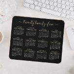 Modern Trendig Script Black Guld 2023-kalender Musmatta<br><div class="desc">Ett modernt calligraphy-skript 2023-kalendermusmatta med guld-tecken på en svart bakgrund. Du kan till och med lägga till mer text eller bilder,  anpassa färg i bakgrunden.</div>