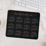 Modern Trendig Script Black Ro Guld 2026-kalender<br><div class="desc">Ett modernt calligraphy-skript 2026-kalendermusmatta med ro guld-tecken på svart bakgrund. Du kan till och med lägga till mer text eller bilder,  anpassa färg i bakgrunden.</div>
