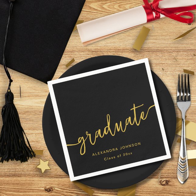 Modern Trendig Skript Examenfest Pappersservett (Elegant black and gold graduation party custom paper napkins with graduate name and class of 2025)