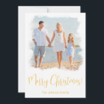 MODERN TROPICAL BEACH CHRISTMAS CARD FAMILY PHOTO JULKORT<br><div class="desc">Perfekt av fotoporten till familjestranden på julkort för alla kustplatser eller semesterstranden i bilder. Den här moderna minimalistdesignen är enkel och elegant och gör det enkelt att ladda upp dina familjefotografier och titta på de byggt i ram och övertäcka dem magiskt och förvandla dem till ett modernt vattenfärgsformat porträtt! Vårt...</div>