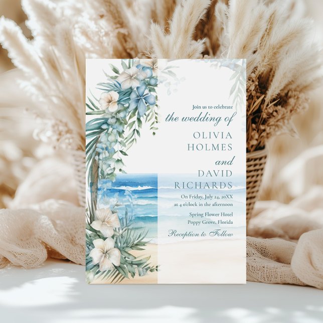 Modern Tropisk Strand- och Blommig Valvbåge Bröllo Inbjudningar (Modern Tropical Beach and Floral Arch Wedding Invitation on a sunny table with white pampas grass.)