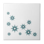 Modern turkos-blåstartsdesign i mitten av århundra kakelplatta<br><div class="desc">Modern design från mitten av århundradet med vintagens retro-turkos-blåstjärnor i en ekologisk design på vit bakgrund. Enkel,  ren modern design.</div>