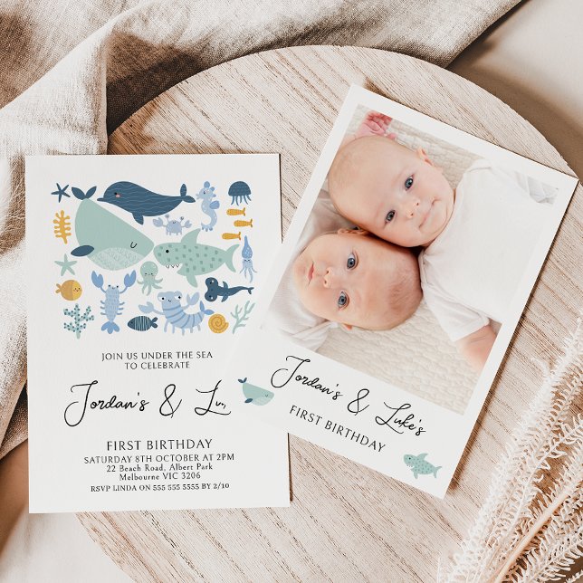 Modern Twillingar Foto Sea CreatBoys 1:a födelseda Inbjudningar (Modern twin boy's sea creatures or onder the sea first birthday invitation with a photo on the back.)
