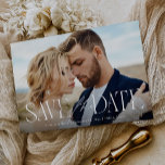 Modern typkonverteringsfoto för konverteringsskrip spara datumet<br><div class="desc">Det här moderna kalligrafiskriptet av typen calligraphy överlägger över fotot och sparar datumet med en modern typografisk parning av calligraphy-skript och en unik serif. Förlovningens foto är i centrum på den här vackra spartiden.</div>