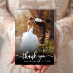 Modern typografi 2 Photo Bröllop - tackkort Tack Kort<br><div class="desc">Modern Elegant Heart Typography Bröllop 2 Photo Tackyou Card. Snyggt Minimalist bröllop tackar dig för att du har en lodrät på framsidan med texten "Tack" i en handskriven calligraphy swash-skript med svan-övertäckning med kärlek hjärtmotif i vitt på bild. På baksidan ett foto och tack för meddelandemallen. Enkel att anpassa ditt...</div>