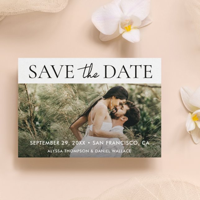 Modern typografi - Anpassningsbar QR CODE Photo Br Spara Datumet (Modern Chic Typography Simple Custom photo wedding save the date.)