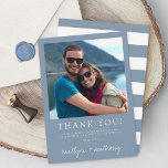 Modern typografi - Dusty Blue Minimalistic Bröllop Tack Kort<br><div class="desc">Säg tack i stil med dessa moderna och mycket trendig bröllop-fototackkort. Designen är enkel att anpassa med ditt eget foto och din egen formulering,  och din familj och dina vänner blir glada när de får dessa fantastiska tack. Matchande objekt finns i samlingen.</div>