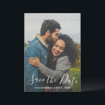 Modern typografi för foto elegant bröllop spara datumet<br><div class="desc">Modern bröllopsfotografi Spara datuminbjudan med en enkel design med elegant skrifttyp över ditt favorit vertikala foto. Baksidan har två fyrkantiga foton tillsammans med ditt personliga meddelande i svart och vitt.</div>