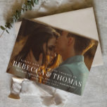 Modern Typografi Foto Bröllop Inbjudningar<br><div class="desc">Ett modernt överlägg med stort namn och ett fullt utfallsfoto är kännetecknen för denna bröllopsinbjudan. Koordinerar ytterligare inbjudan och dag för artiklar med den här utformningen genom att besöka Stacey Meacham Modern Overlay Bröllop Collection.</div>
