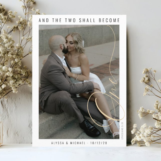Modern typografi Foto Elegant kristen bröllop Spara Datumet (Elegant simple modern Christian bible verse engagement photo gold black and white wedding invitation)