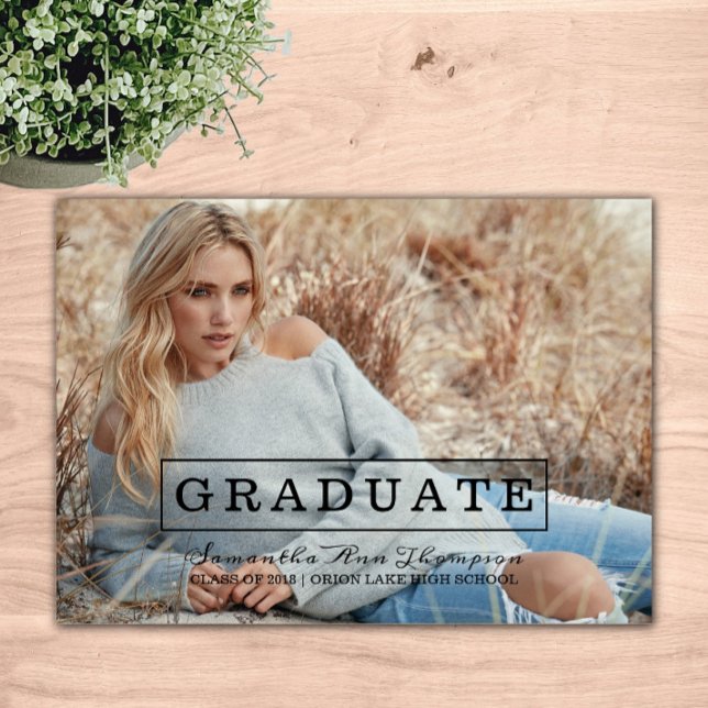 Modern typografi - foto Studenten Inbjudan | Svart (Black Modern Typography Photo Graduation Announcement)
