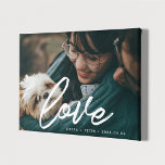 Modern typografi i kärlek överlägg med ett foto canvastryck<br><div class="desc">Visa din favorit bröllop bilder med det här moderna tryckeriet,  med ord Kärlek i ett vackert textöverlägg. Du kan enkelt ändra färg och storlek i texten så att den passar bild.</div>
