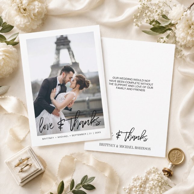 Modern typografi Kärlek och tack Foto Bröllop Kort (Thank your guests with this modern photo thank you card with hand-lettered "love & thanks".
)
