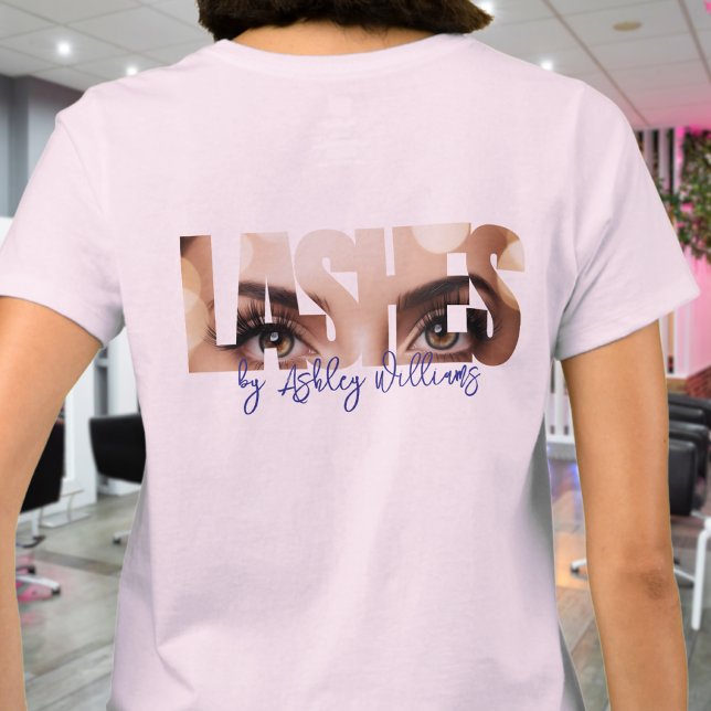 Modern typografi "LASHES by" ögonfransartist T Shirt (Skapare uppladdad)