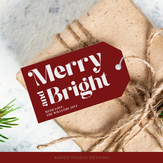 Modern typografi - merry och Bright Gift-Märkre Presentetikett (Merry And Bright Gift Tags, in a deep red Christmas will make your Holiday Gifts Pop! Personalize.)