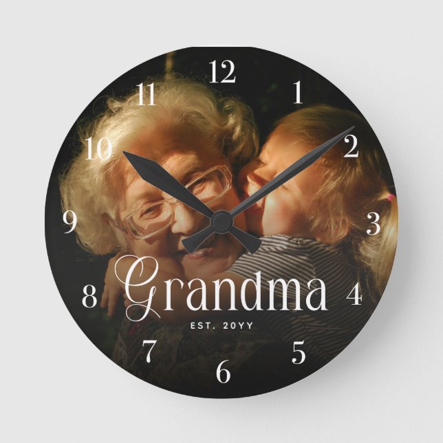 Modern Typografi Mormor Personlig Fotopresent Rund Klocka (Framsida)