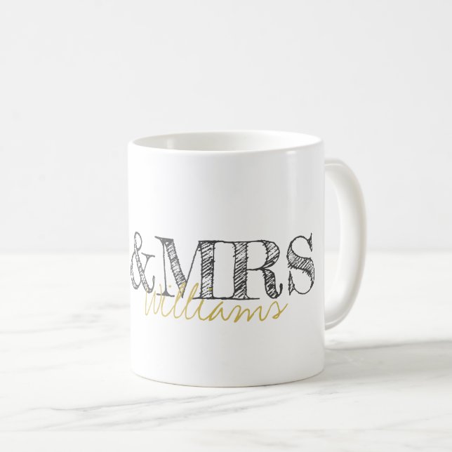 Modern typografi MR. & MRS. NAMN Newlyweds Bröllop Kaffemugg (Framsida höger)
