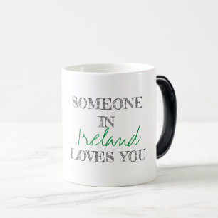 Modern typografi någon i LOCATION Kärlek du Magisk Mugg