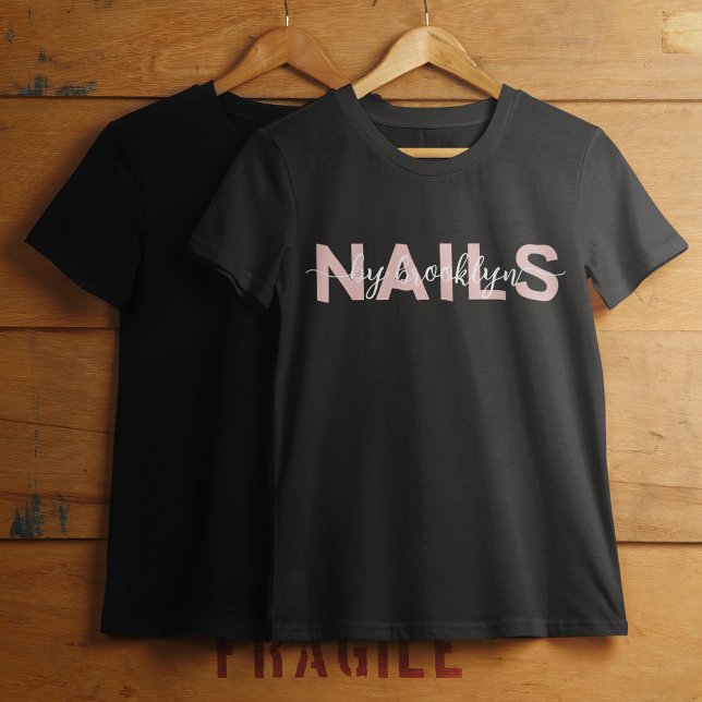 Modern typografi Nail Artist T Shirt (Skapare uppladdad)